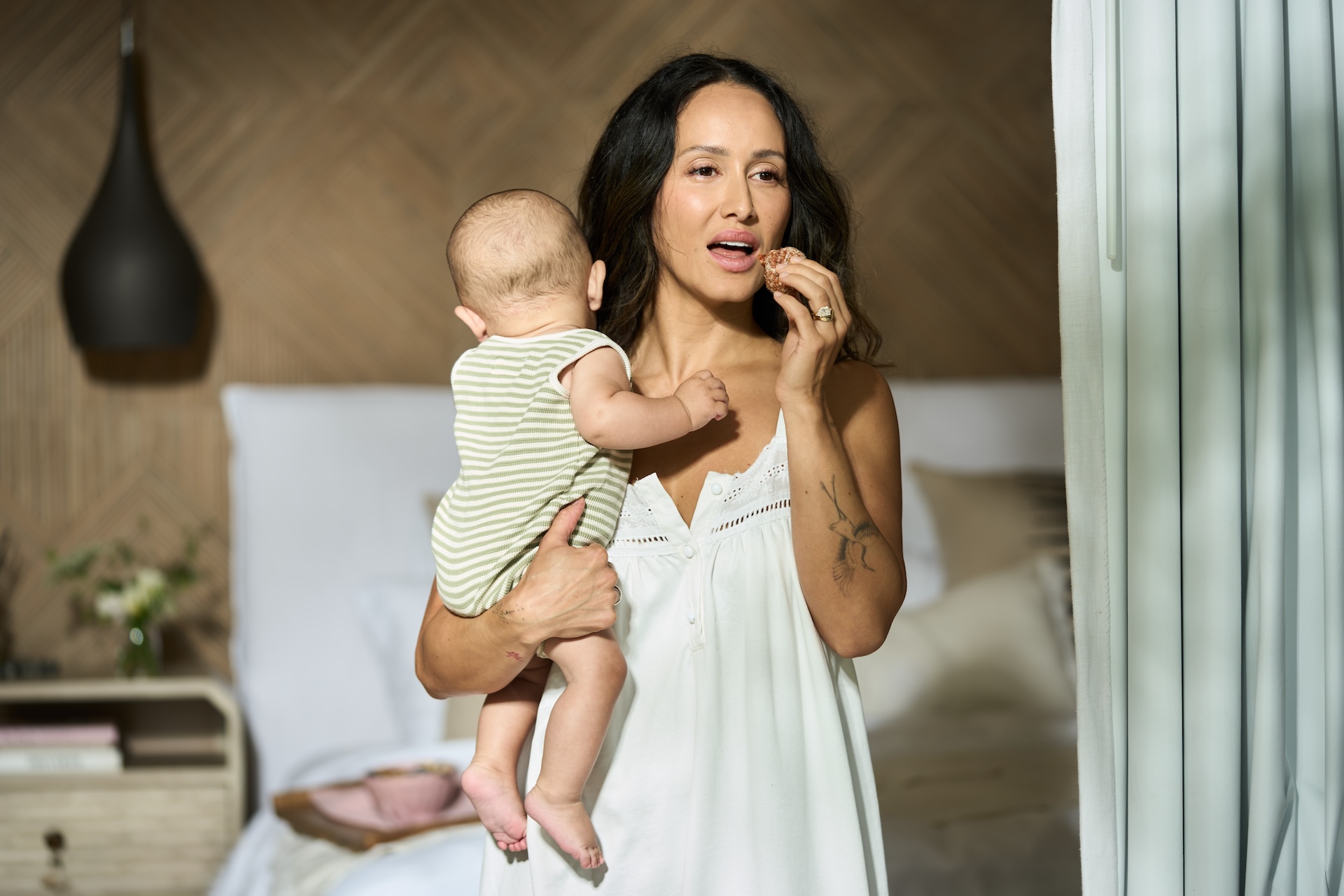 A quick bite with baby in arm